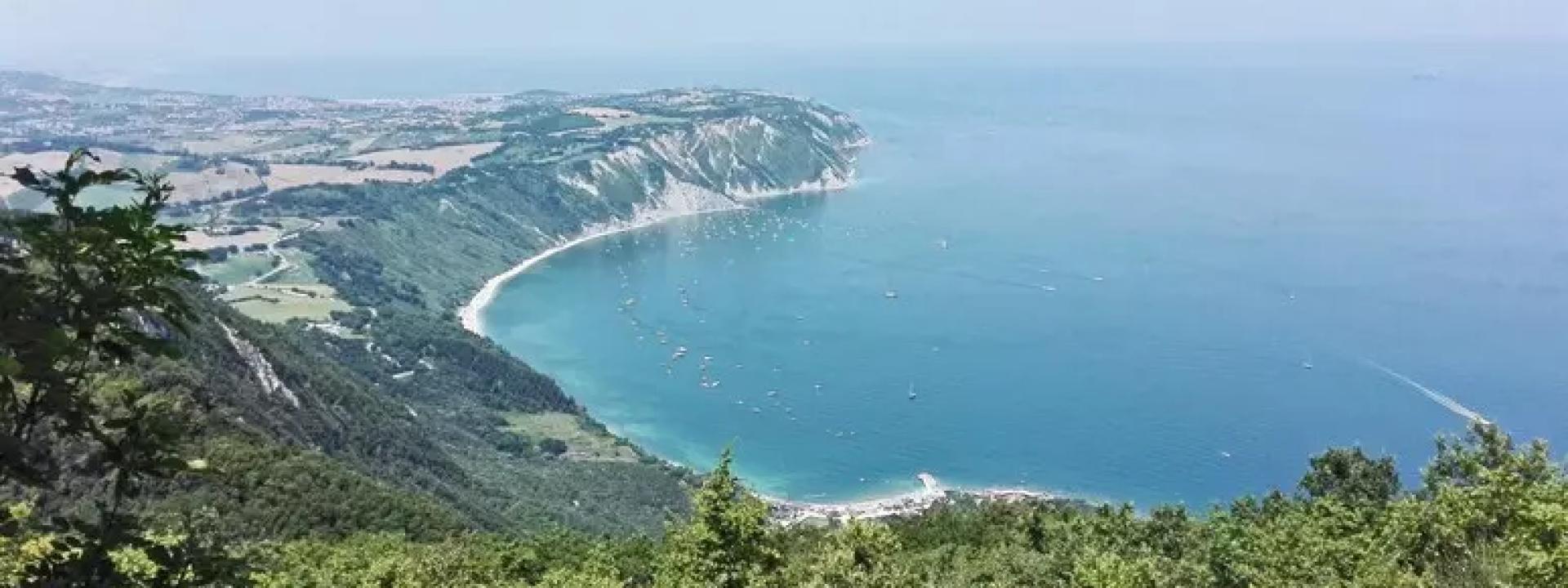 Marche - Barca a vela si incaglia: salvate due persone