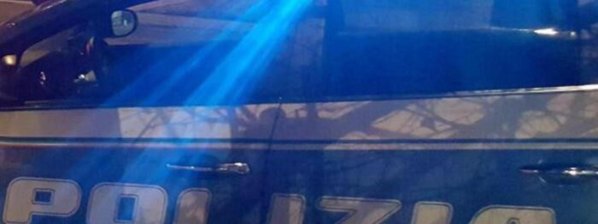 Marche - Romeno 24enne lancia sedie nel locale e aggredisce i poliziotti: fermato col taser