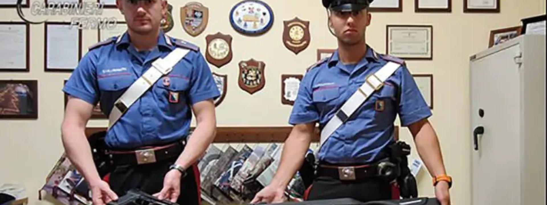 Marche - Minaccia il rivale in amore con una pistola: in casa aveva armi a salve e una carabina