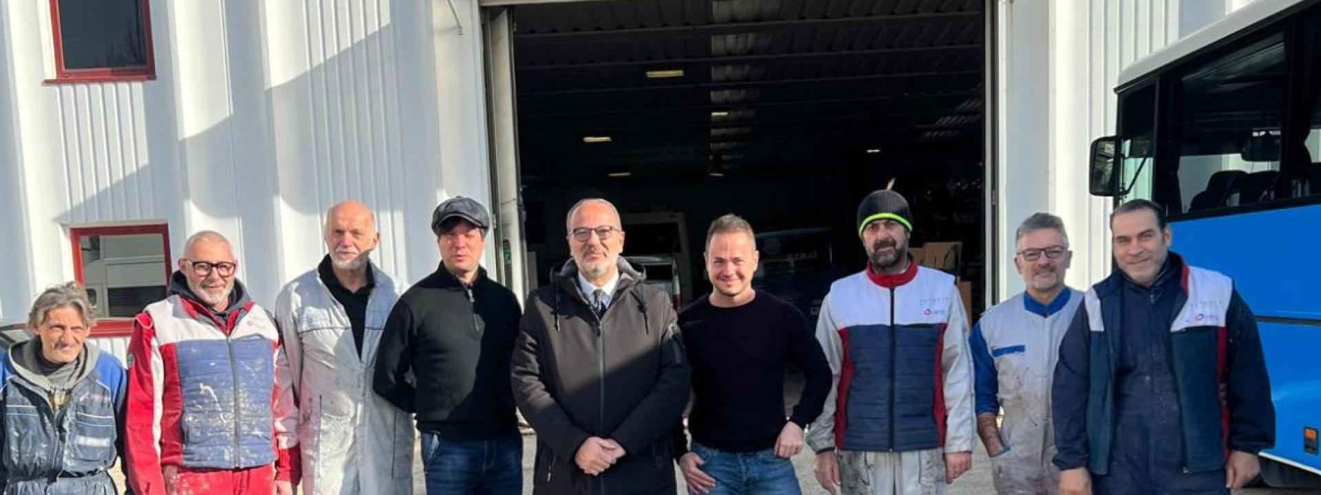 Marche - Il vice presidente Pasqui in visita all'Autocarrozzeria Mare