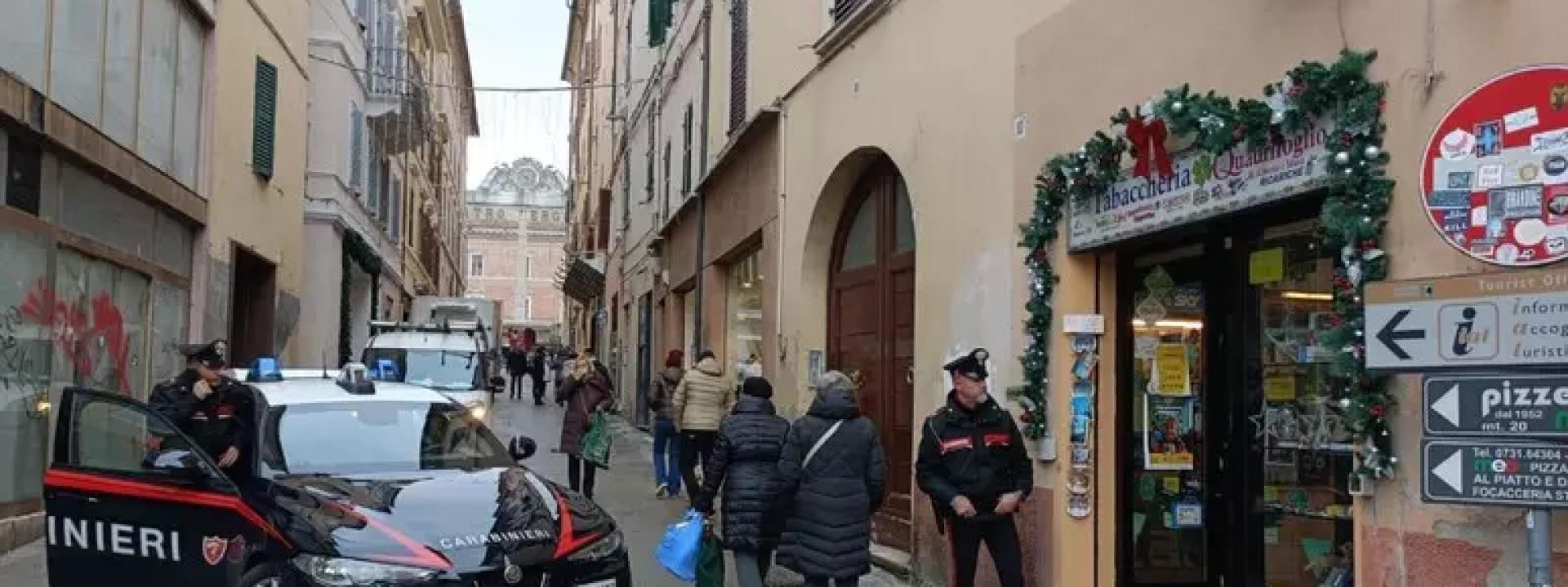 Marche - Rubano vodka e due bancomat, poi prelevano: arrestati due stranieri