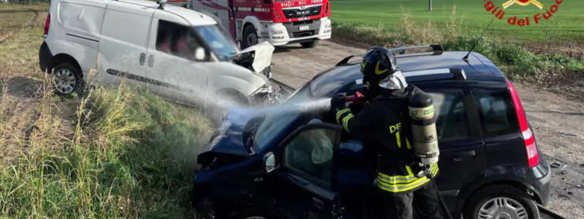 Marche - L'auto si incendia dopo l'incidente, tre persone ferite