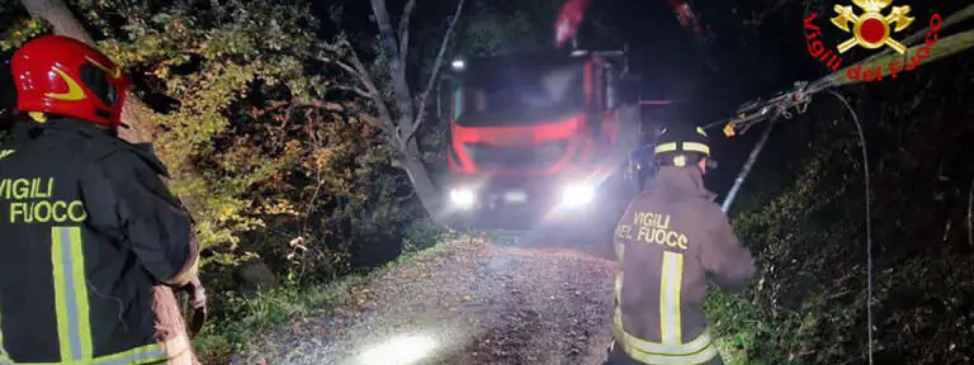 Marche - Autocarro finisce fuori strada: recupero difficile per i vigili del fuoco