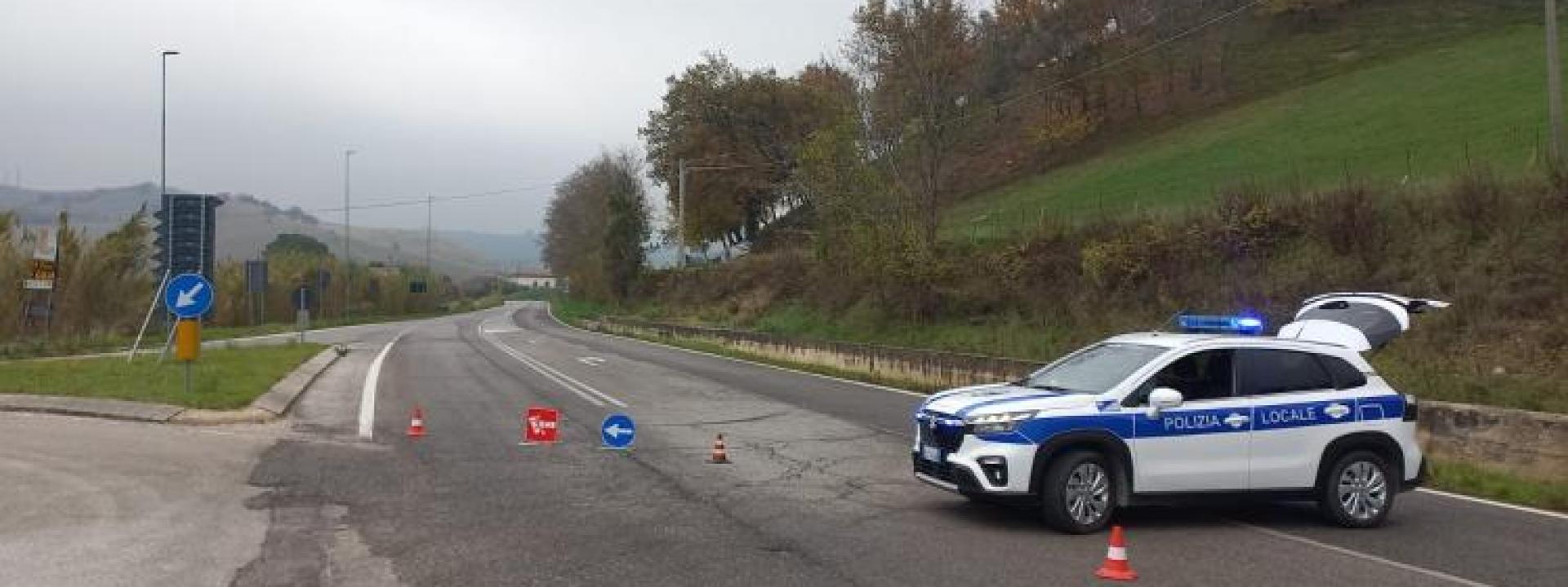 Marche - Scontro fra auto e camion fra San Severino e Tolentino: strada chiusa per un'ora