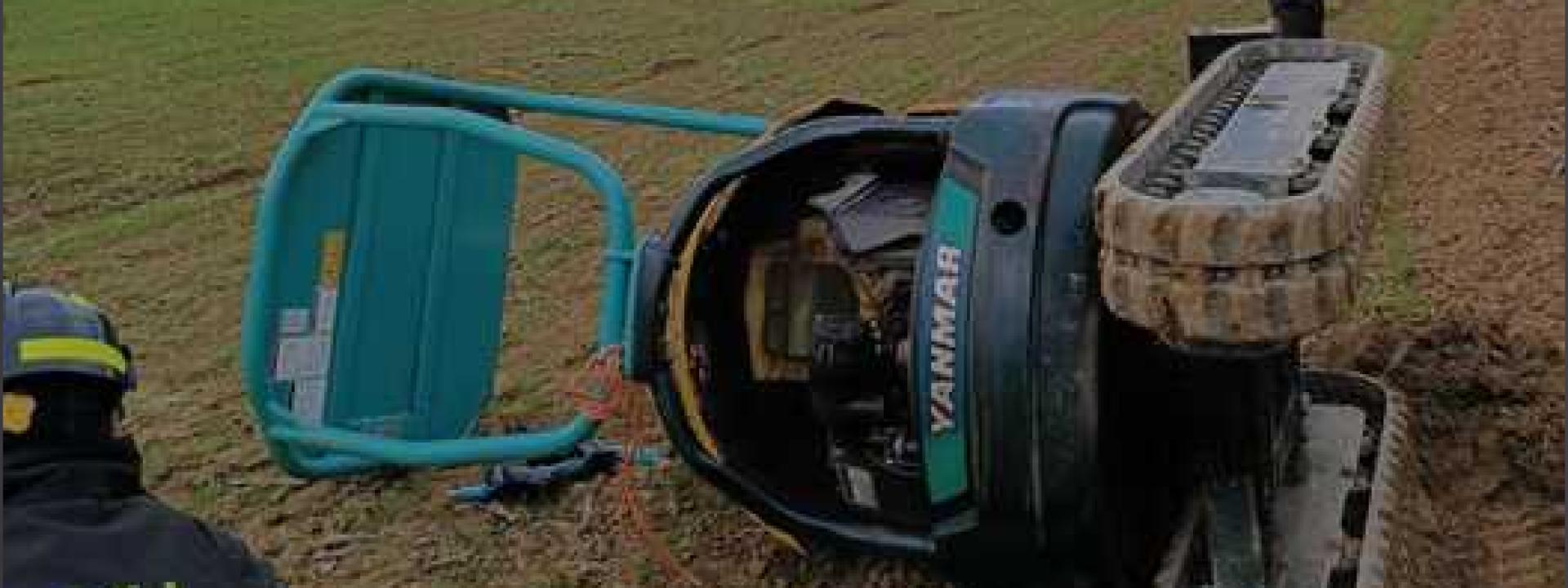 Marche - San Severino, il bobcat si ribalta: un ferito grave