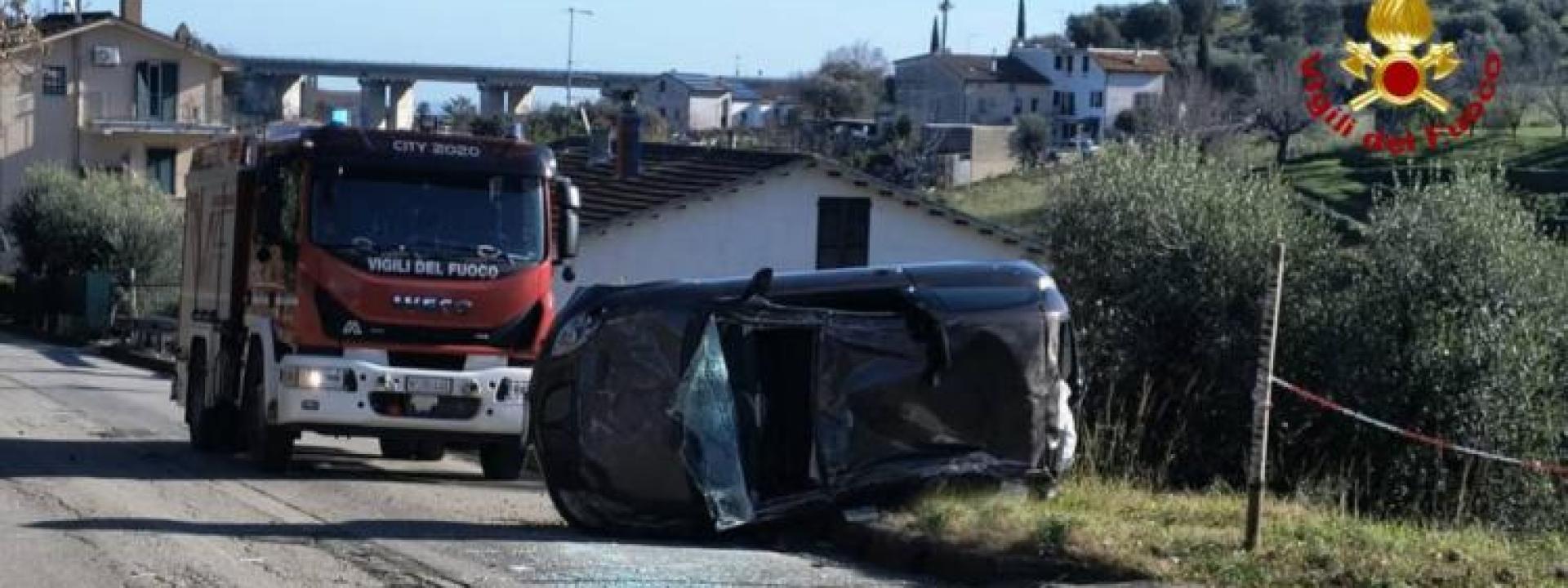 Marche - Auto si ribalta, donna finisce in ospedale