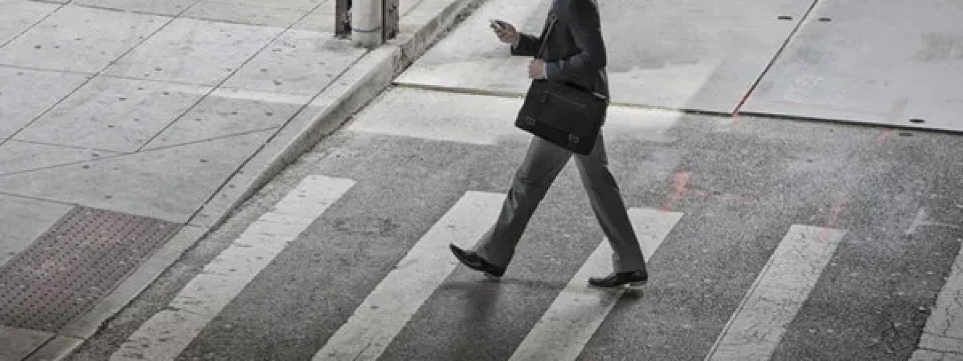 Marche - Distratto dal cellulare, centra un palo e sviene: soccorso un trentenne