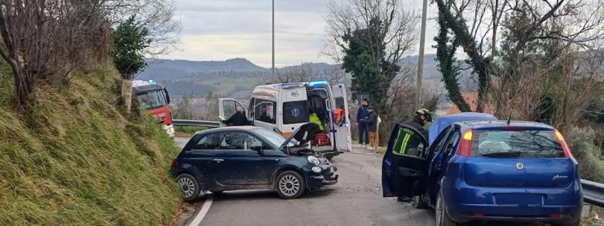 Marche - San Severino, schianto in via Padre Cicconi: due feriti