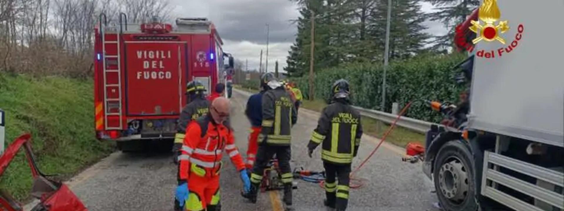 Marche - Incidente tra camion: due feriti e disagi alla circolazione