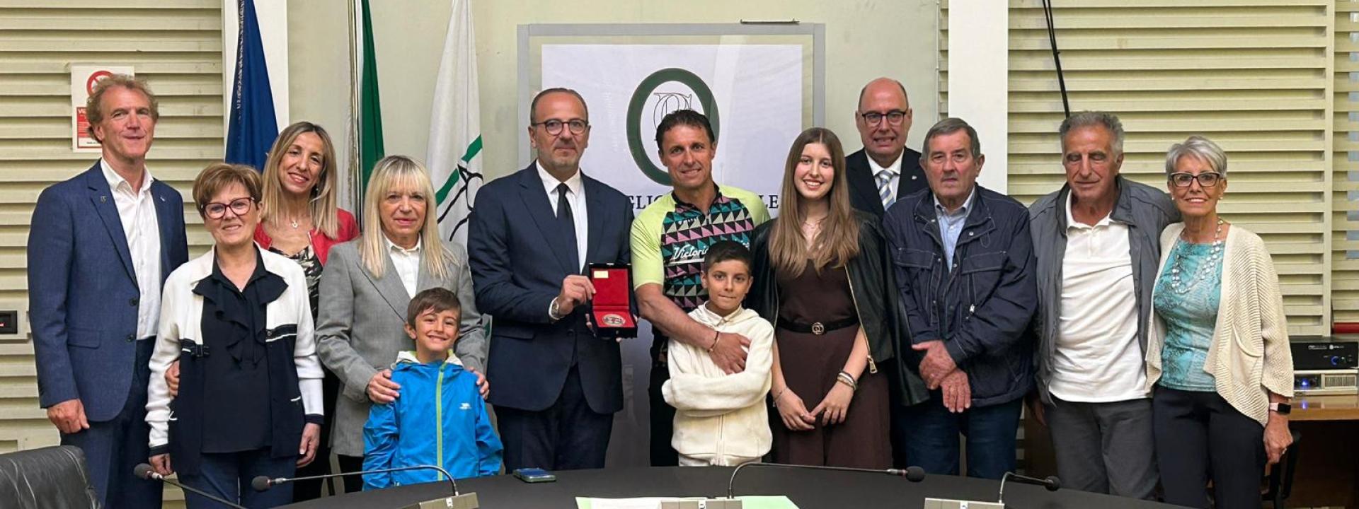 Marche - “Da Camerino a Capo Nord”, il Vicepresidente Pasqui premia il ciclista Pieroni