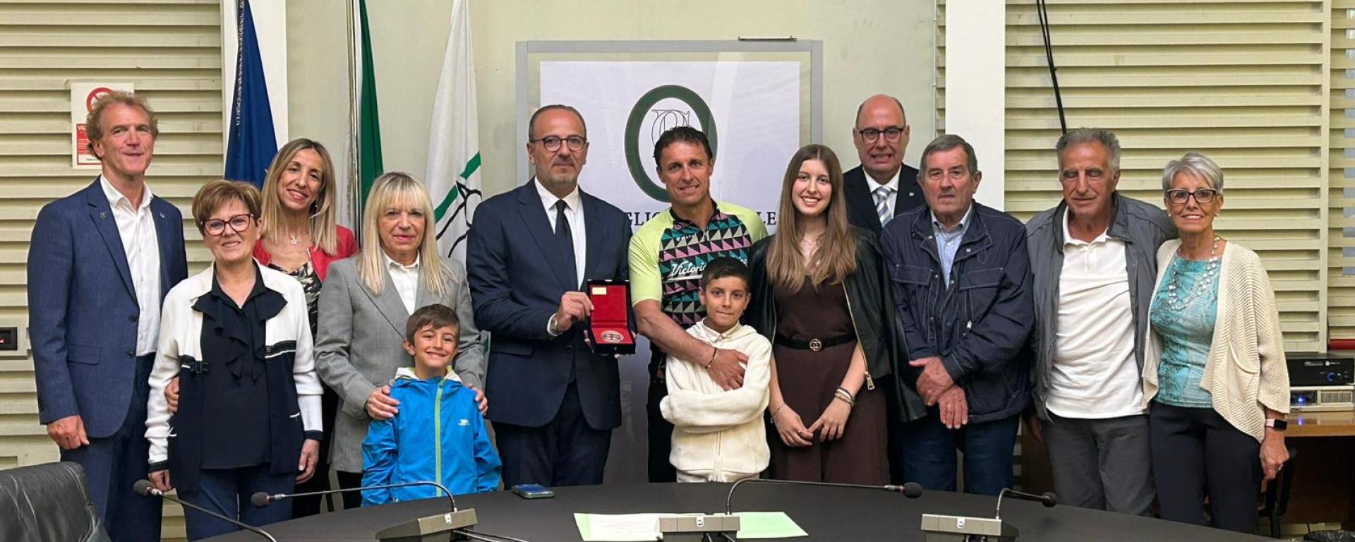 Marche - “Da Camerino a Capo Nord”, il Vicepresidente Pasqui premia il ciclista Pieroni