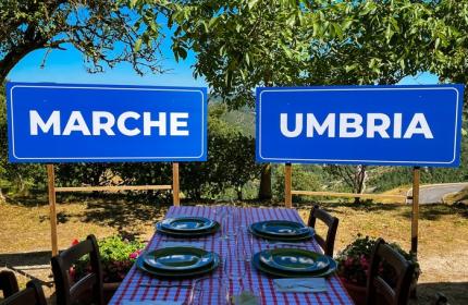 Pranzo di Ferragosto in un tavolo al confine fra Marche e Umbria