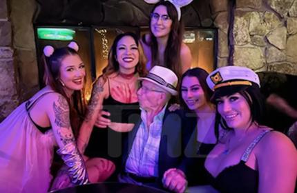 Il papà festeggia 100 anni, la figlia gli regala una serata allo strip club