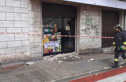 Marche - Solleva la serranda del negozio e gli piovono addosso pezzi di pietra: 49enne a Torrette