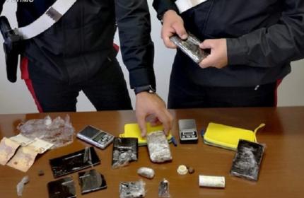 Marche - Trovati dai carabinieri due etti fra cocaina e hashish nascosti dietro una siepe