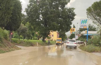 Marche - Maltempo, acqua e fango sulla 
