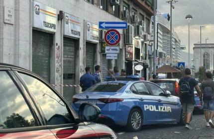 Lite per uno scooter parcheggiato male: 24enne ucciso a colpi di pistola da un 16enne
