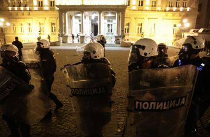 Natale di guerriglia a Belgrado: manifestanti assaltano la sede del Municipio