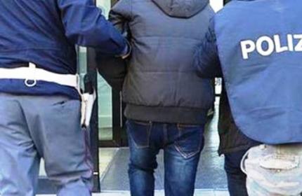 Marche - Nascondeva in casa due chili e mezzo di hashish: arrestato un 24enne