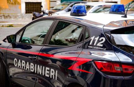 Marche - Cocaina nei calzini e sotto lo zerbino, poi prova a scappare chiudendo in casa i carabinieri