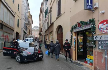 Marche - Rubano vodka e due bancomat, poi prelevano: arrestati due stranieri