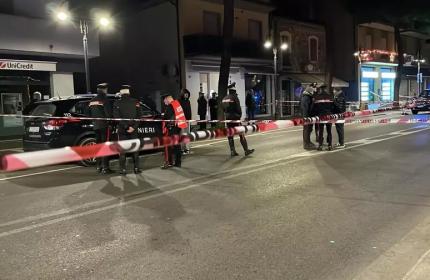 Egiziano accoltella quattro persone, carabiniere spara per difendersi e lo uccide