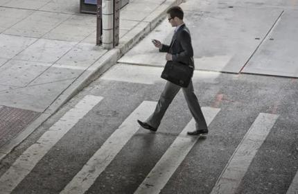 Marche - Distratto dal cellulare, centra un palo e sviene: soccorso un trentenne