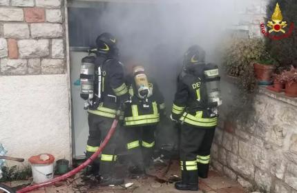 Marche - Incendio in un appartamento, quattro persone evacuate