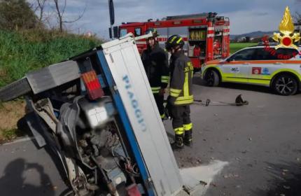 Marche - Esce di strada con l'Ape che poi si ribalta: un ferito a Torrette