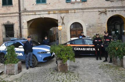 Marche - Aggrediscono, malmenano e rapinano un giovane: fermati tre tunisini