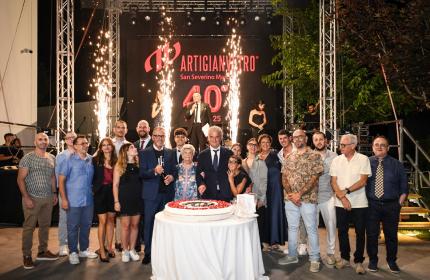 Marche - Artigianvetro, 40 anni di vetro, sogni e futuro: un compleanno d’impresa tra emozioni, musica e sorprese