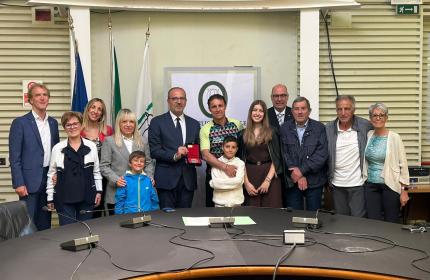 Marche - “Da Camerino a Capo Nord”, il Vicepresidente Pasqui premia il ciclista Pieroni