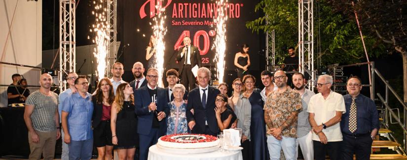Marche - Artigianvetro, 40 anni di vetro, sogni e futuro: un compleanno d’impresa tra emozioni, musica e sorprese