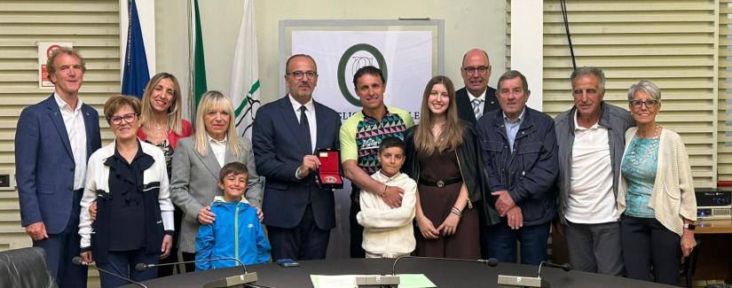 Marche - “Da Camerino a Capo Nord”, il Vicepresidente Pasqui premia il ciclista Pieroni